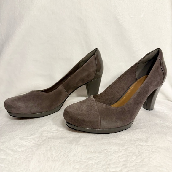 Clarks Chorus Carol Pump Dark Grey Suede/Leather Comb NWOB - Picture 2 of 8